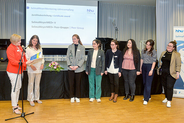 Gruppenbild der Absolventinnen der Gruppe PEER-MED